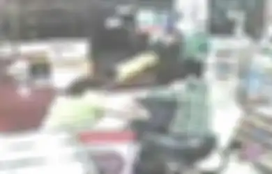 Cacat Fisik Tidak Menghalangi Pria Ini untuk Menjadi Pahlawan bagi Orang Lain