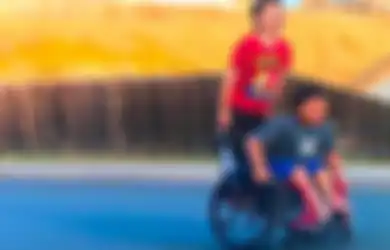 Mengagumkan! Anak Ini Menggalang Dana untuk Membeli Kursi Roda Baru Bagi Sahabatnya yang Lumpuh