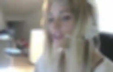 (Video) Terlalu Asyik Bermain Video Game, Gamer Wanita Ini Tak Sadar Rambutnya Terbakar