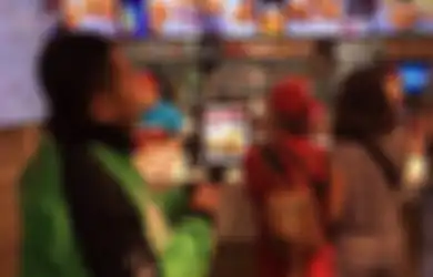 Astaga, Pengojek Online Ini Antre Beli Ayam Goreng Sampai Ke Rusia