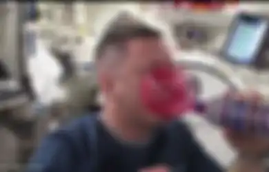 Mau Tahu Bagaimana Sulitnya Seorang Astronaut Minum di Stasiun Luar Angkasa? Simak Saja Video Ini