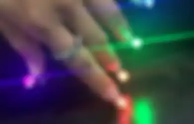 (Video) Ingin Kuku Tampil Beda Dari Yang Lain? Pakai Saja Kuku Disko dengan Lampu LED Ini