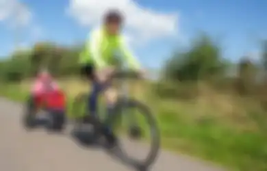 Menginspirasi, Ayah Ini Ikut Triathlon dengan Mengajak Serta Putrinya yang Disabilitas