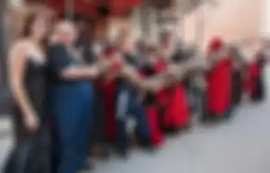 Hi… Jika Kebanyakan Orang Takut Dimangsa, Pria Ini Justru Malah Pelihara Ular Piton Sepanjang 8 Meter