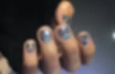 Nail Art LED, Seni Menghias Kuku sehingga Kuku akan Bercahaya Laiknya Lampu Disco