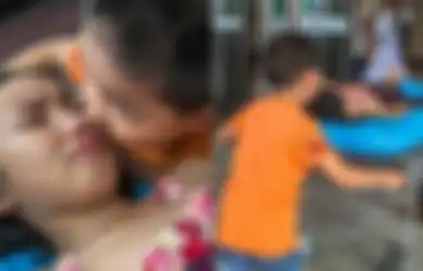 Mengharukan, Foto Seorang Bocah yang Menghibur Kakaknya yang Sedang Sakit Bikin Netizen Tersentuh