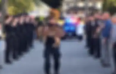 Mengharukan! Warga dan Polisi di Kota Ini Memberikan Penghormatan Terakhir kepada Anjing Polisi yang Harus Ditidurkan Selamanya