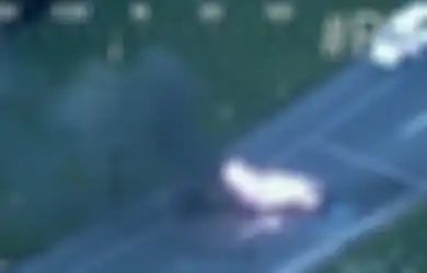 (Video) Ajaib, Pemabuk Ini Selamat dari Kecelakaan Maut yang Membuat Mobilnya Terguling dan Terbakar