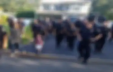 30 Polisi Menemani Seorang Anak yang akan Masuk Sekolah untuk Kali Pertama, Alasannya Sungguh Mengharukan