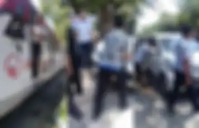 Diparkir di Atas Rel Hingga Membuat Kereta Api Tak Bisa Melintas, Mobil Ini Terpaksa Digotong Warga