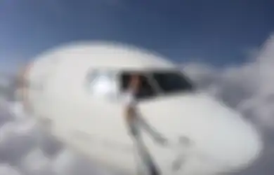‘Selfie’ dengan Kepala Keluar dari Jendela Pesawat yang Sedang Terbang, Pilot Ini Dikritik, Padahal…