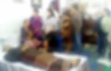 Di Samping Peti Mati Jenazah Suami, Yorida: ‘Ambilah Mobilnya, Jangan Ambil Nyawanya’
