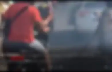Dikejar oleh Anggota BNN yang Beberapa Kali Lepaskan Tembakan, Mobil Ini Seret Motor Hingga Terbakar
