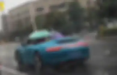 Kisah Mobil-mobil Mahal yang Beratapkan Payung, Ada yang Rusak atau Memang Mau Cari Sensasi?