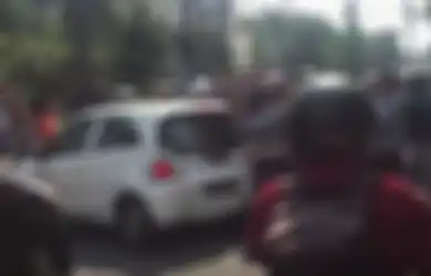 (Video) Kabur Setelah Tabrak 5 Motor, Pengendara Mobil Brio Ini Dikejar-kejar Warga dan ‘Aparat’