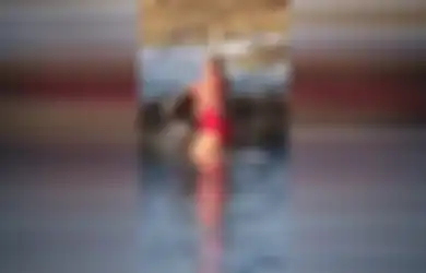 (Video) Tanpa Merasa Takut, Perempuan Ini Selamatkan Seekor Hiu dengan Cara Menggendongnya