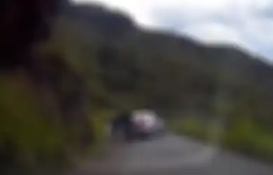 (Video) Momen Menakutkan saat Sebuah Keluarga Menghindari Para Pembajak yang Bersenjata Api dan Parang