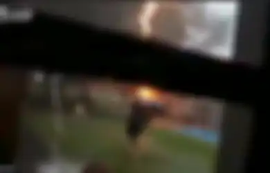 (Video) Ngeri, Bocah Ini Tersambar Petir saat Sedang Asyik Hujan-hujanan Sambil Bawa Payung