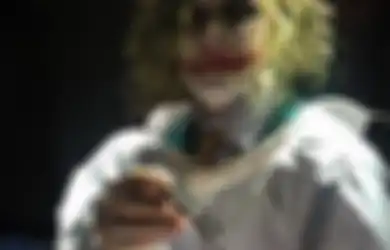 Spesial Halloween, Dokter Ini Membantu Persalinan Seorang Bayi dengan Berkostum Joker