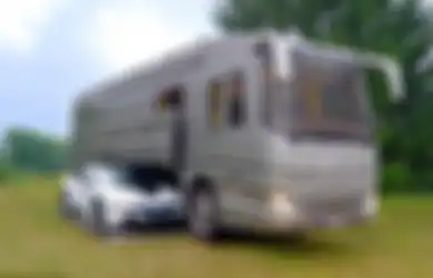 Tak Hanya Berfungsi Jadi 'Rumah', Bus Wisata Super Mewah Ini Juga Punya Garasi Mobil Mewah