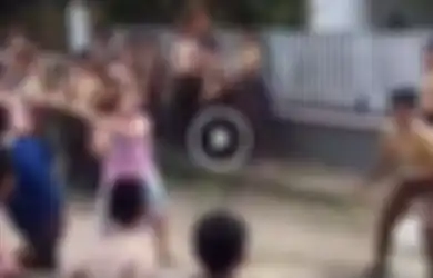 (VIDEO) Hebat, Hanya Bermodal Sapu, Emak-emak Berdaster Ini Berhasil Bubarkan Perkelahian Pelajar