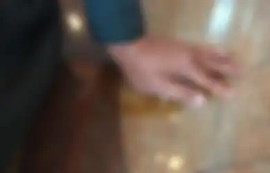 Di-PHK, Mantan Karyawan Chevron Ini Mengelem Tangannya di Lantai Kantor