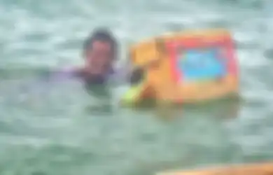 Pengorbanan Ayah yang Mengharukan, Ia Rela Berjualan Es Krim di Tengah Laut Demi Keluarga