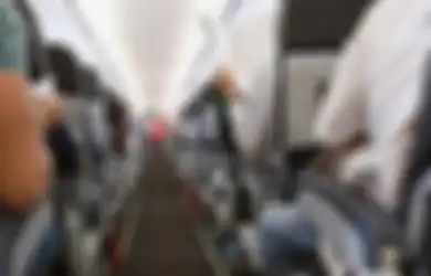 Inilah Alasan Mengapa Kita Harus Menurunkan Sandaran Tangan Saat Pesawat Akan Mendarat