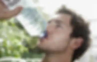 Minum Air 8 Gelas Sehari Itu Salah! Ini Cara Akurat dan Mudah Menghitung Kebutuhan Air Tubuh Kita