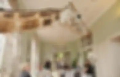 Di Hotel Ini Kita Bisa Berinteraksi Langsung dengan Jerapah dan Memberinya Makan, Mau Coba?