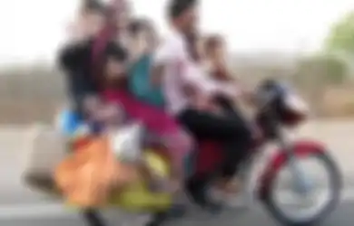 (Video) Beginilah Uniknya Joyriding Ala India: 6 Orang, 2 Anjing, dan Penuh Barang Bawaan