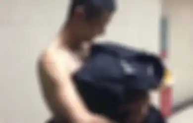 Di Suhu yang Bikin Air Membeku, Polisi Ini Lepas Bajunya Selimuti Bayi yang Dibuang di Taman
