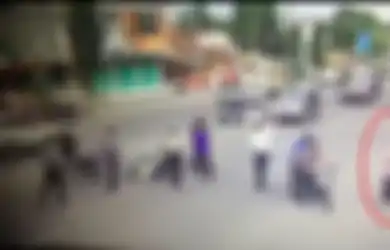 (Video) Ketika Seorang Emak-emak Bawa Motor, Dua Orang Pengendara Lain Menjadi ‘Korban’