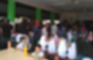 Kasihan, Bocah Ini Terpaksa Makan Sambil Jongkok di Lantai Gara-gara Kursi dan Meja di Kantin Sekolah Dikuasai Para Emak