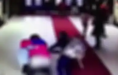 (Video) Duh, Bayi Ini Lahir di Dalam Celana Panjang Ibunya, Padahal Sang Ibu Masih Berada di Lobi Rumah Sakit