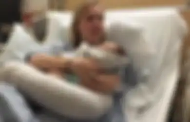 Mengharukan! Bayi Ini Diberikan Pada Orang Lain Oleh Ibunya Sendiri 'Hanya '48 Jam Setelah Dilahirkan
