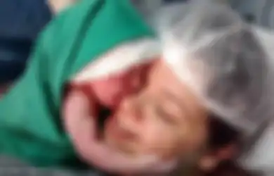 Menggemaskan! Bayi Perempuan Ini Cium dam Peluk Manja Wajah Ibunya Sesaat Setelah Dilahirkan