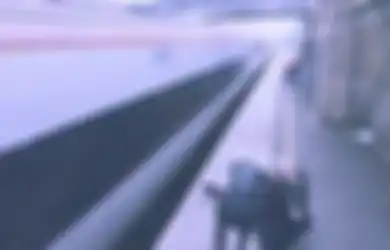 (Video) Wanita Ini Selamatkan Pria yang Akan Tabrakan Diri ke Kereta. Anehnya, Polisi Justru Curiga