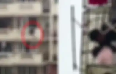 Heroik! Pria ini Selamatkan Nyawa Balita yang Hampir Mati karena Bergelantungan di Balkon Lantai 4