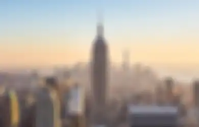 (Video) Fotografer Ini Berhasil Menangkap Momen Ketika Empire State Building ‘Dipukul’ Kilat Petir Berwarna Pink