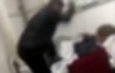 (VIDEO) Air Susu Dibalas Air Tuba: Anak Ini Teriaki dan Pukuli Ayahnya Sendiri karena Sudah Muak Merawatnya
