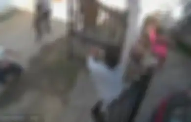  (Video) Demi Selamatkan Suaminya, Ibu Ini Tembaki Penjahat di Depan Rumah Mereka