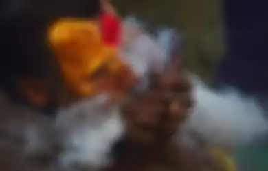 (Foto) Khusus Pada Festival Suci, Orang-orang Suci di Nepal Ini Boleh Menghisap Ganja