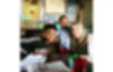 Hampir Membuatnya Berhenti Mengajar, Guru Ini Justru Mengadopsi Murid Nakal Itu