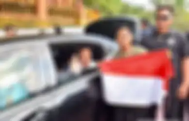 Nekat, Bocah SMA Ini Terobos Paspampres Demi Membentangkan Bendera Merah Putih di Depan Jokowi