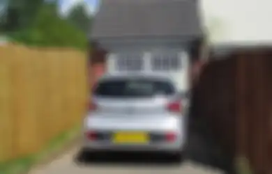(Foto) Kreatif Tapi Jangan Ditiru! Pasangan Ini Sembunyikan Rumah di Balik 'Pintu Garasi' Demi Hindari Pajak