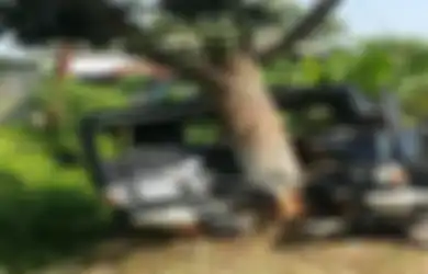 (Video) Pergoki Suami Selingkuh, Wanita Ini Nekat Tabrak Mobil Suami Sambil Bawa Anak