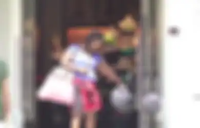 (Video) Bukannya Membeli Benda Mahal, Wanita Tunawisma Ini Menggunakan Uang yang Ia Dapat untuk Mengadopsi Seekor Anjing