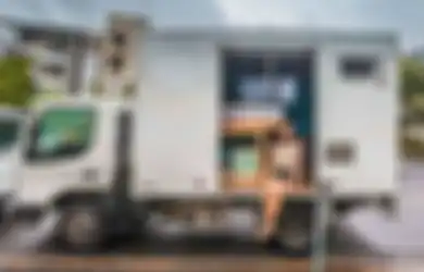 (Foto) Muak Membayar Sewa Tempat Tinggal? Hiduplah di Kontainer Truk Seperti Gadis Ini