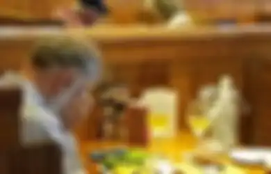 Foto Mengharukan: Tidak Sendirian, Laki-laki Tua Ini Sedang Makan Malam Bersama ‘Istrinya’ di Hari Valentine